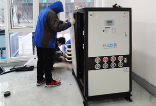工業冷水機的類型有風冷式和水冷式